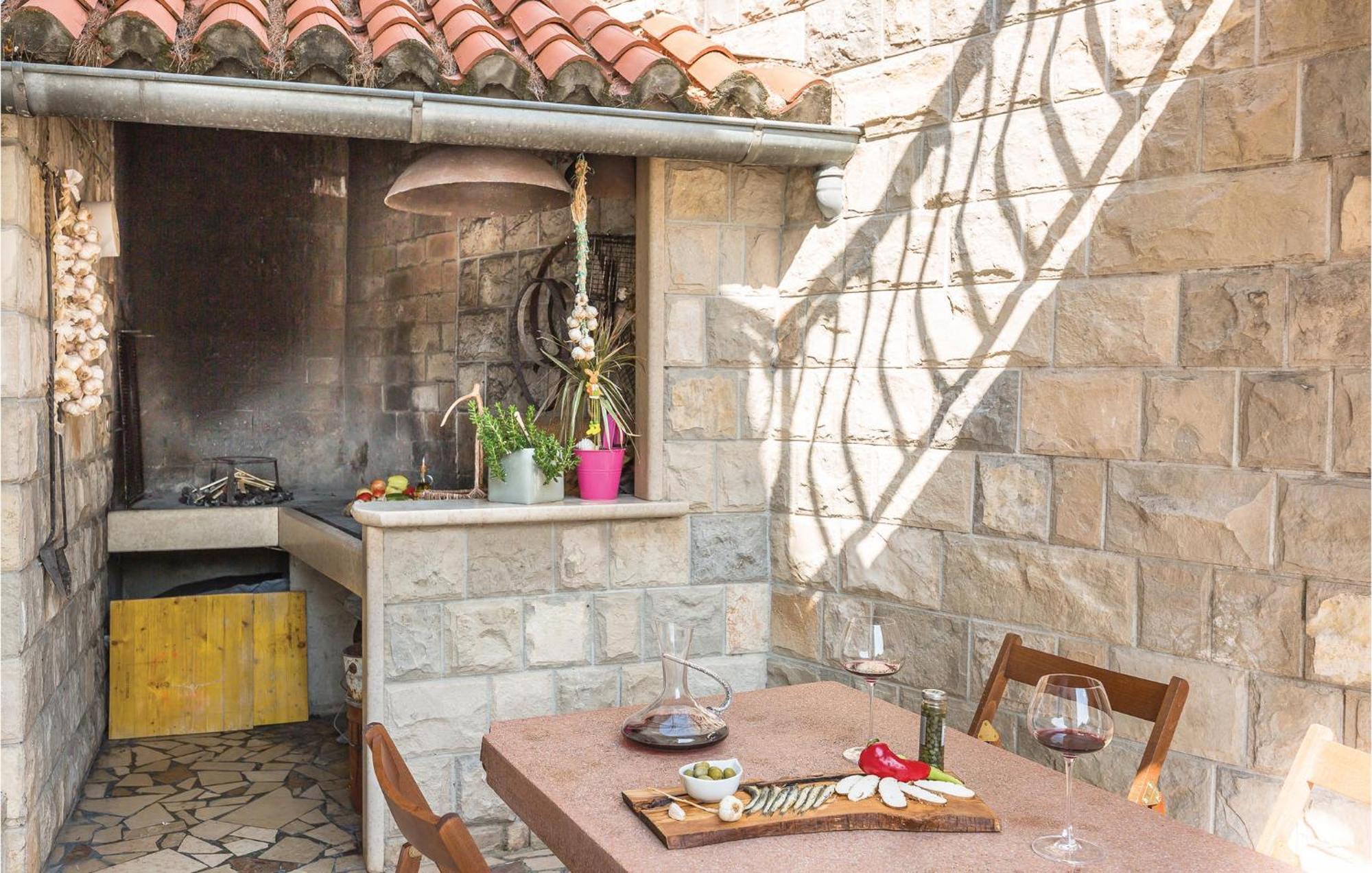 1 Bedroom Stunning Apartment In Makarska Esterno foto