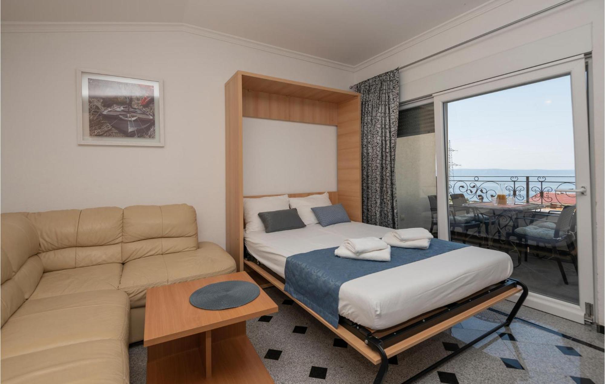 1 Bedroom Stunning Apartment In Makarska Esterno foto