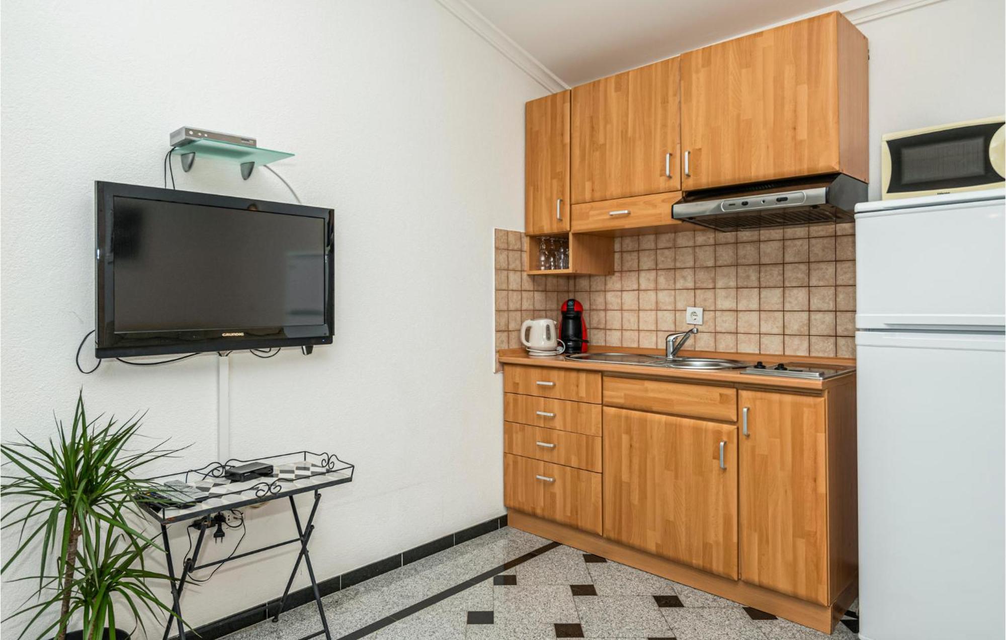 1 Bedroom Stunning Apartment In Makarska Esterno foto