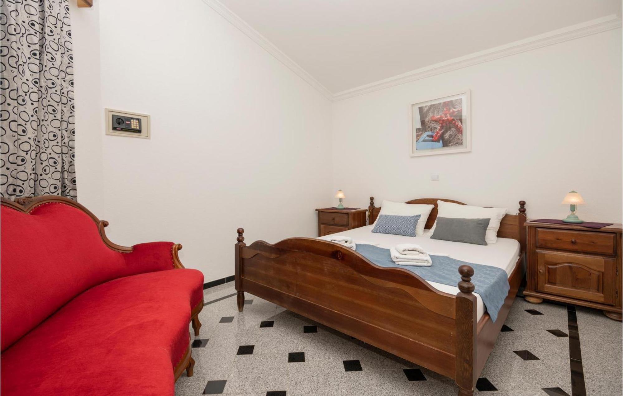 1 Bedroom Stunning Apartment In Makarska Esterno foto