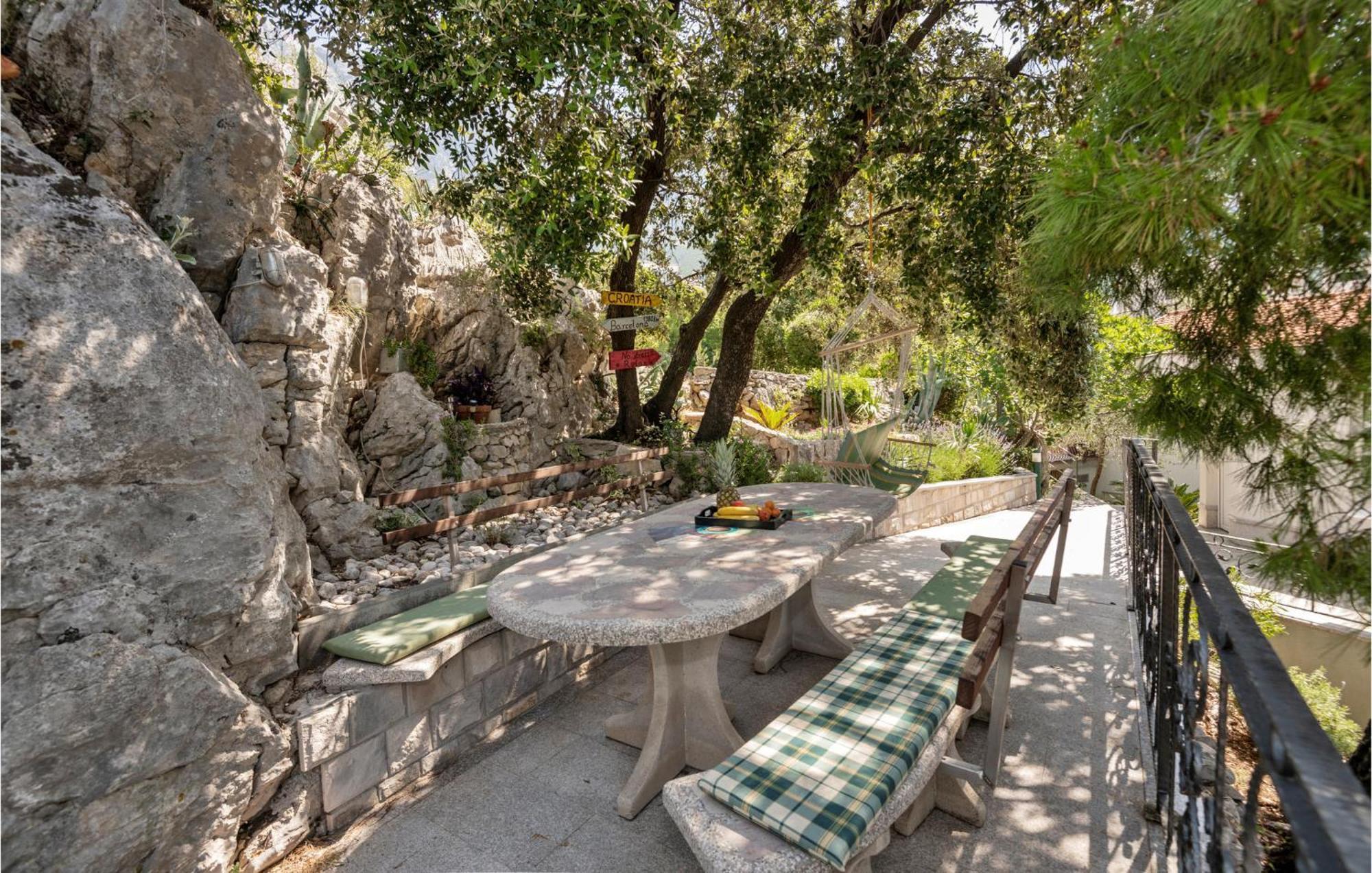 1 Bedroom Stunning Apartment In Makarska Esterno foto