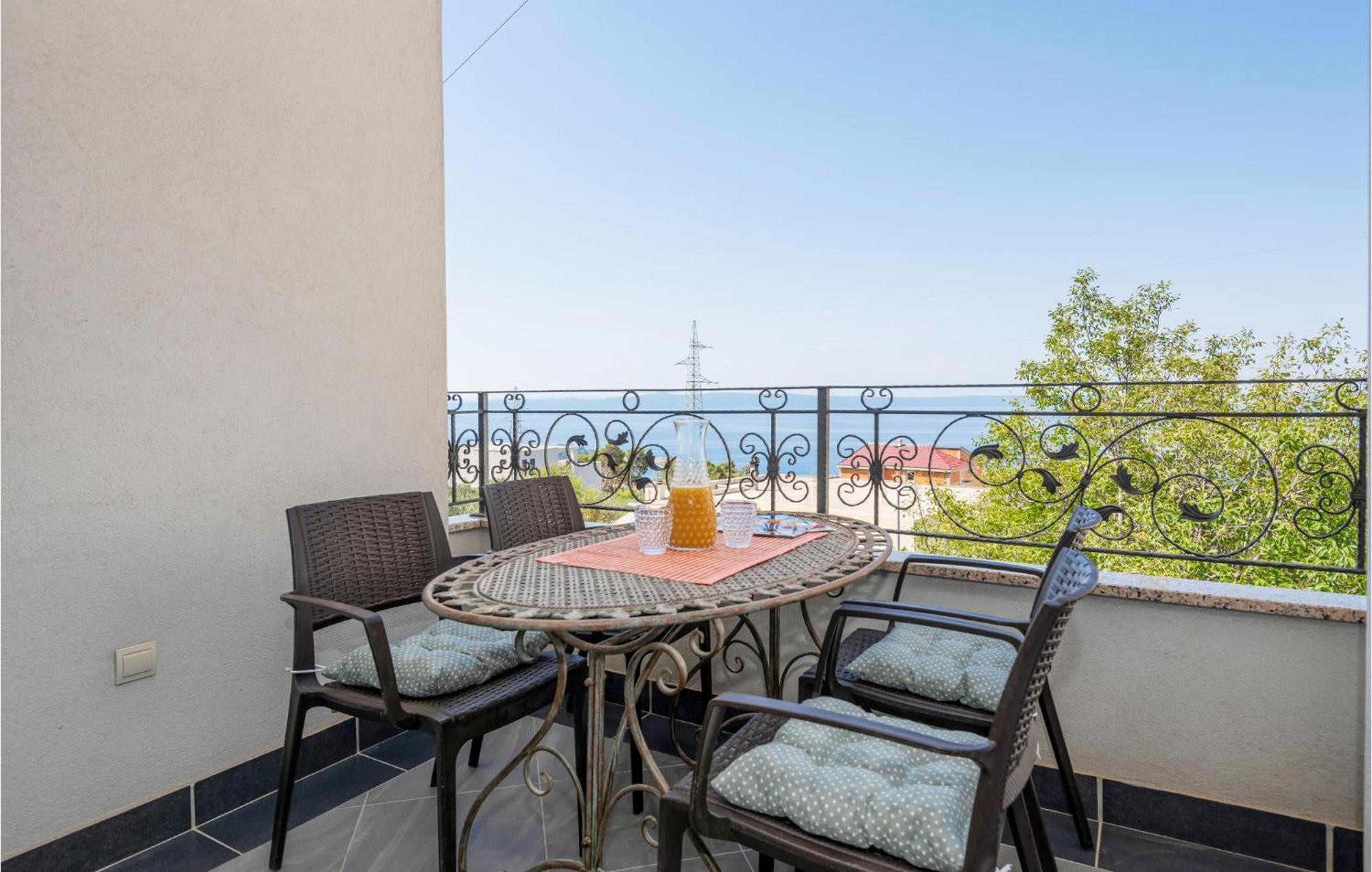 1 Bedroom Stunning Apartment In Makarska Esterno foto