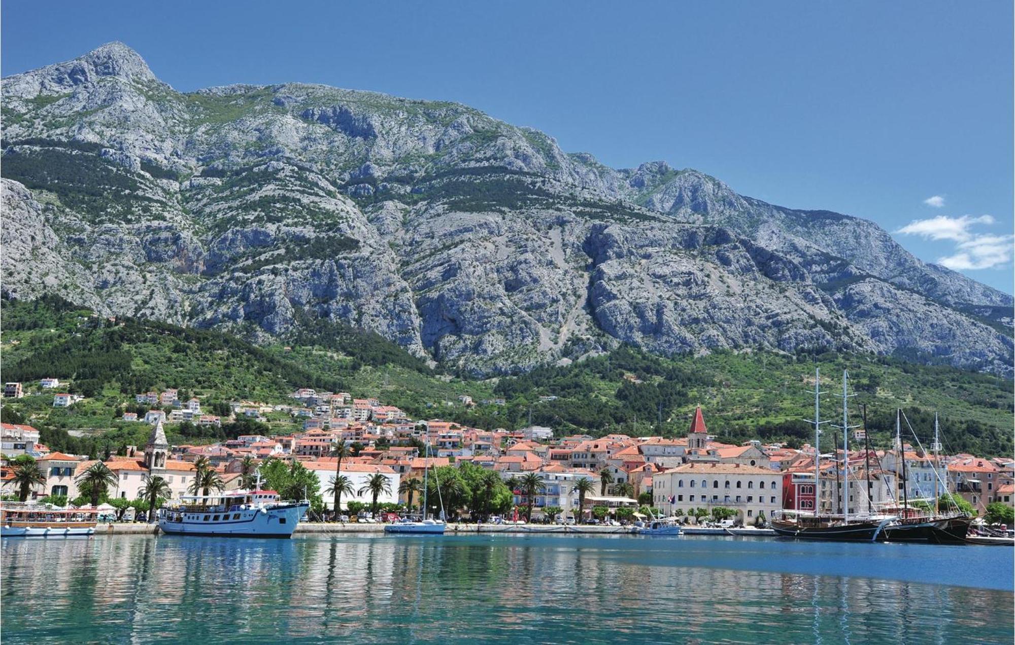 1 Bedroom Stunning Apartment In Makarska Esterno foto