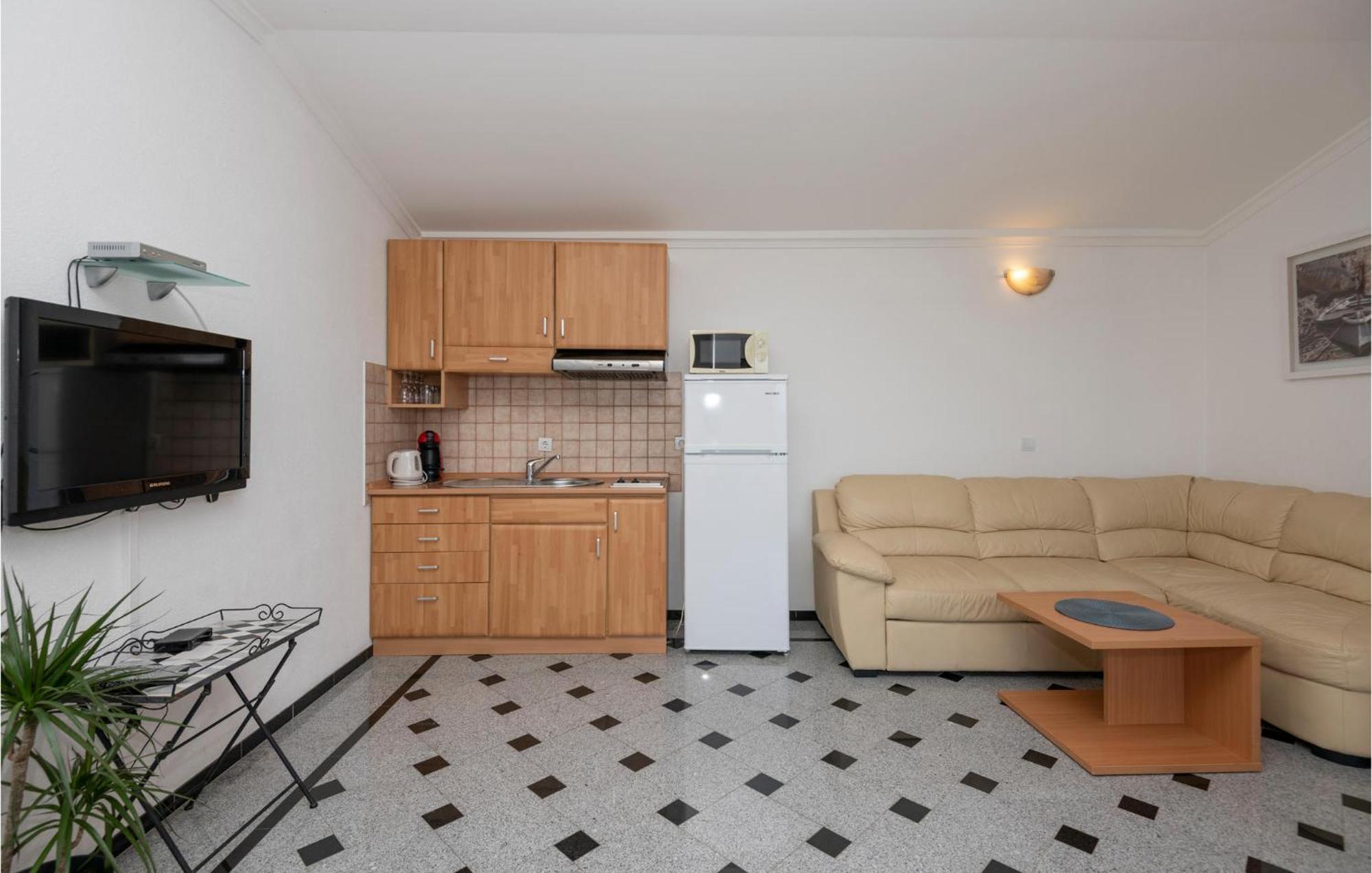 1 Bedroom Stunning Apartment In Makarska Esterno foto