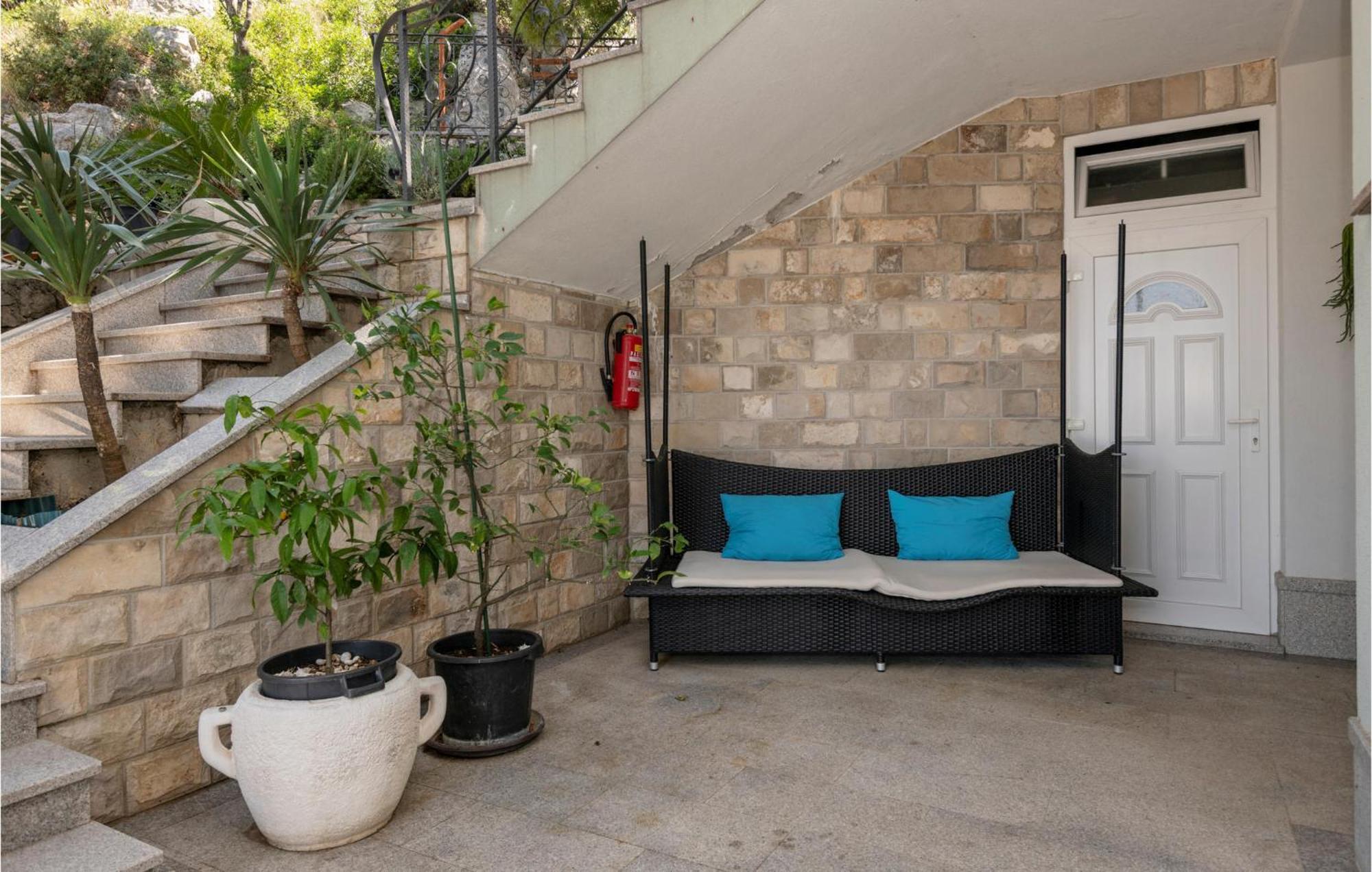 1 Bedroom Stunning Apartment In Makarska Esterno foto