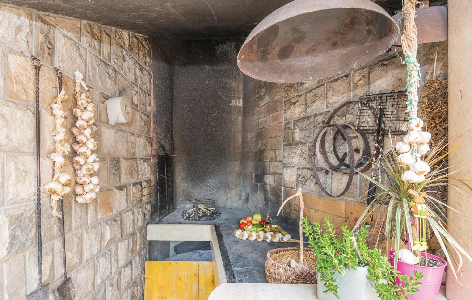 1 Bedroom Stunning Apartment In Makarska Esterno foto