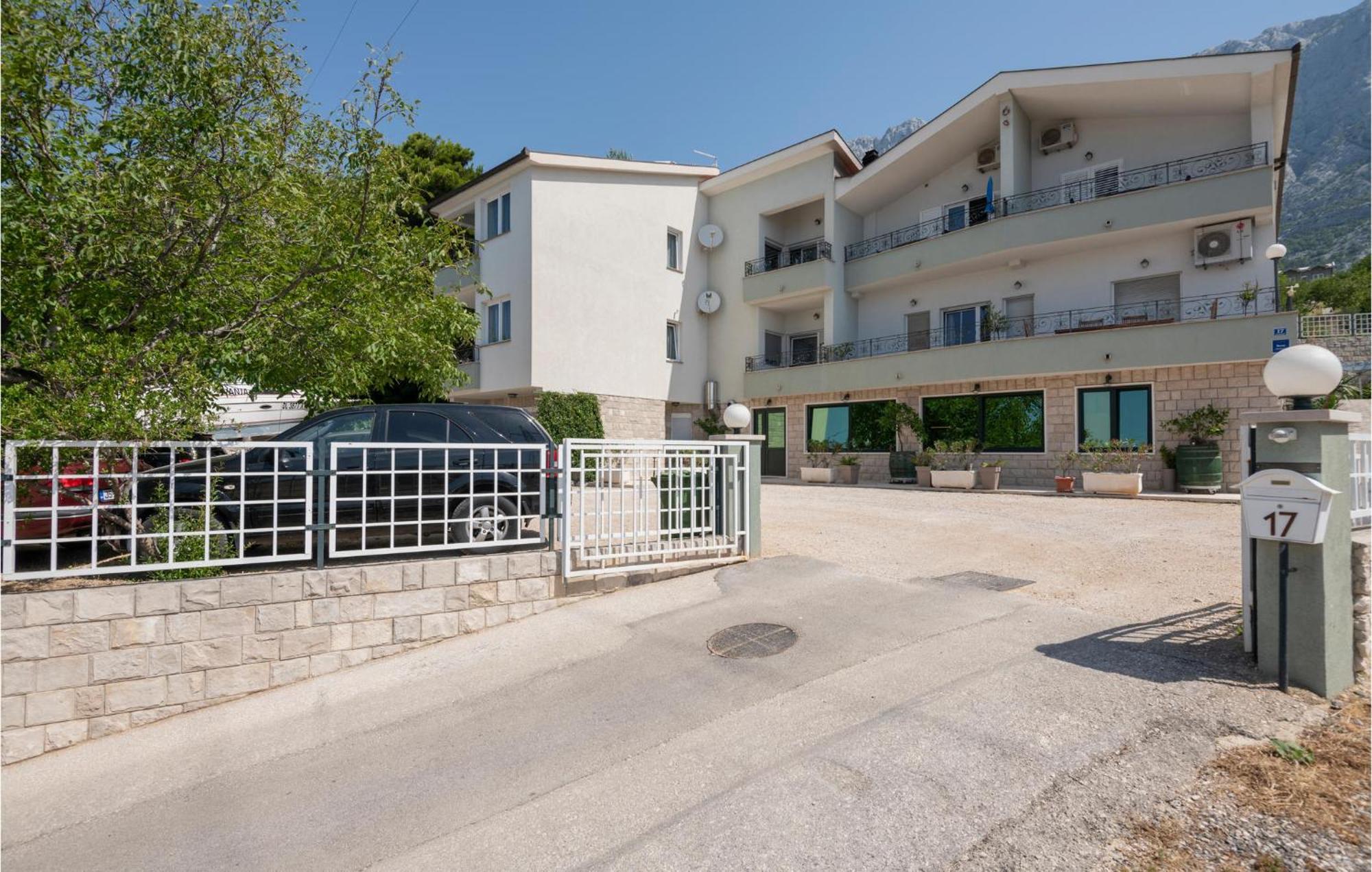 1 Bedroom Stunning Apartment In Makarska Esterno foto