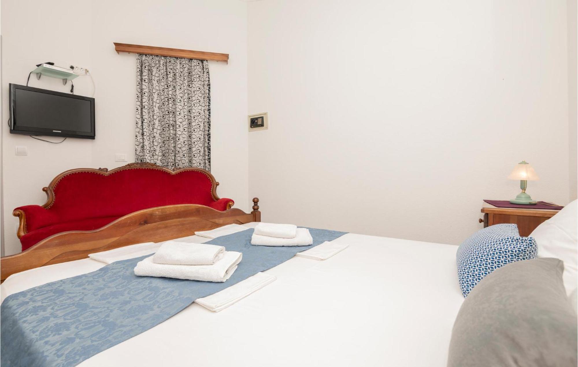 1 Bedroom Stunning Apartment In Makarska Esterno foto