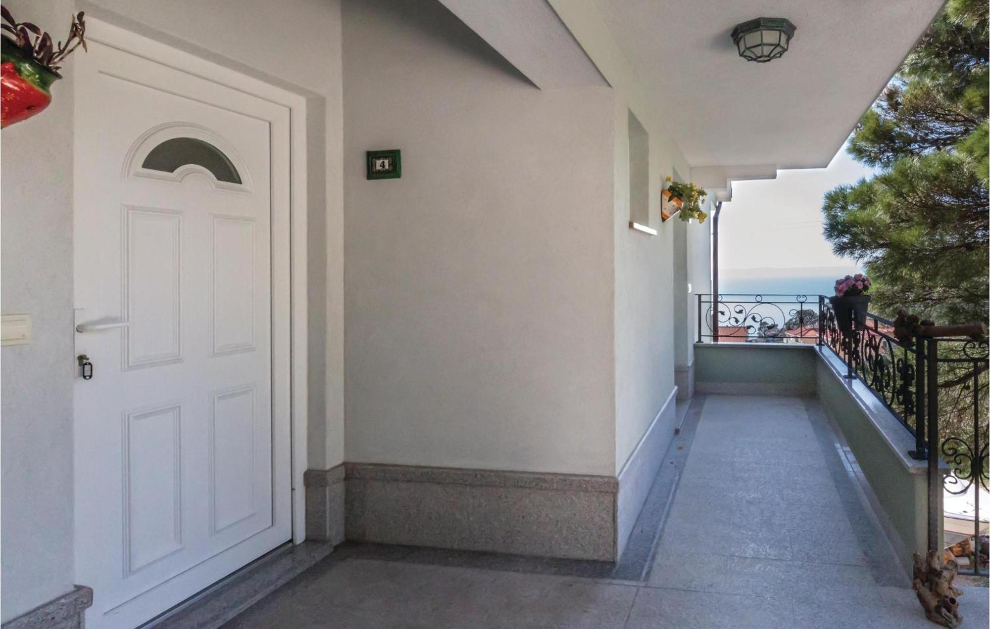 1 Bedroom Stunning Apartment In Makarska Esterno foto