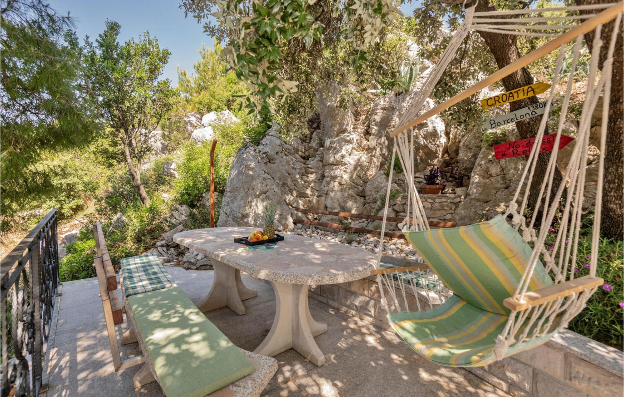 1 Bedroom Stunning Apartment In Makarska Esterno foto
