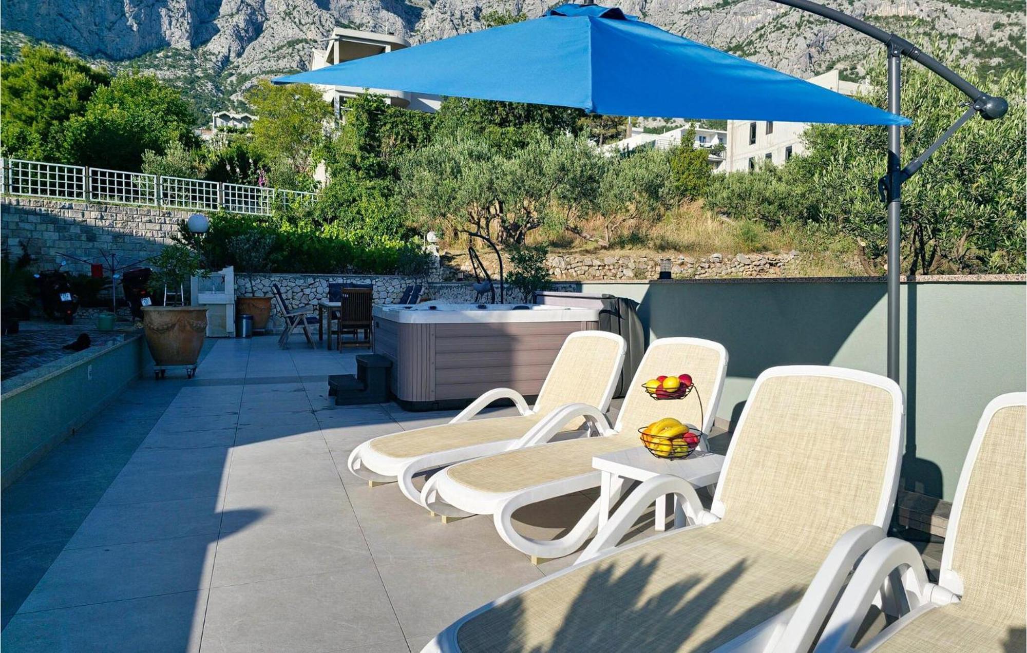 1 Bedroom Stunning Apartment In Makarska Esterno foto