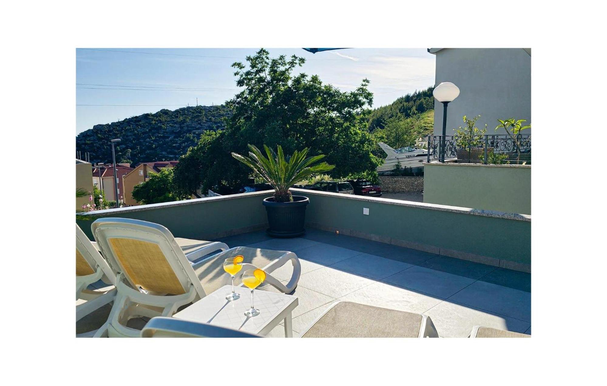 1 Bedroom Stunning Apartment In Makarska Esterno foto